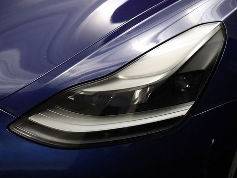 Used 2023 Tesla Model 3 Standard Range image 4