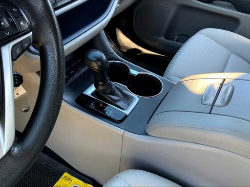 Used 2019 Toyota Highlander LE FWD image 15