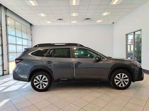 Used 2025 Subaru Outback Premium AWD/4WD image 2