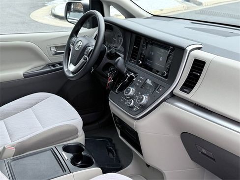 Certified 2020 Toyota Sienna LE image 9