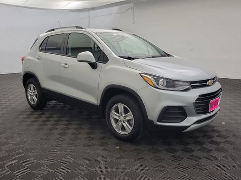 Used 2022 Chevrolet Trax LT w/ LT Convenience Package image 6