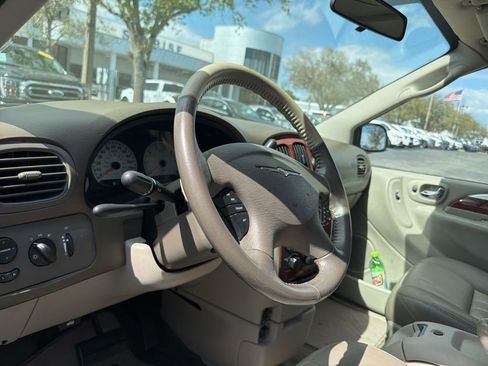 Used 2006 Chrysler Town & Country Touring image 9