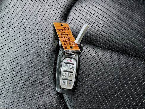 Used 2022 Chrysler Pacifica Limited image 28