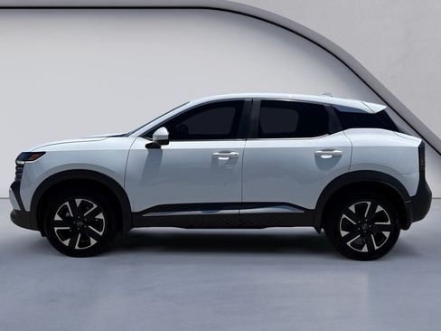 Used 2025 Nissan Kicks SV AWD/4WD image 2