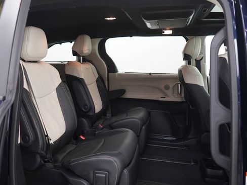 Used 2025 Toyota Sienna Limited image 13