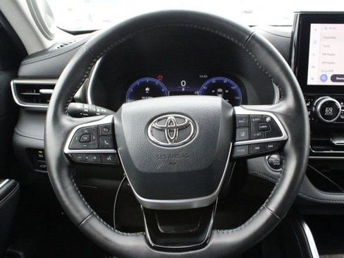 Used 2023 Toyota Highlander Limited image 14