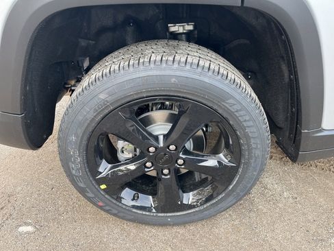 New 2025 Jeep Grand Cherokee Altitude image 9