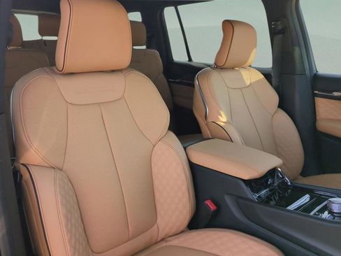 New 2025 Jeep Grand Cherokee L Summit w/ MOPAR Finishing Package AWD/4WD image 32