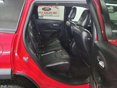 Used 2019 Jeep Cherokee Trailhawk AWD/4WD image 14