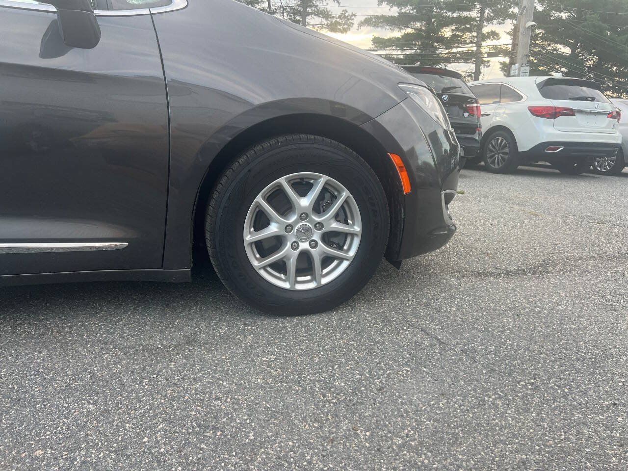 Used 2020 Chrysler Pacifica Touring-L FWD image 39