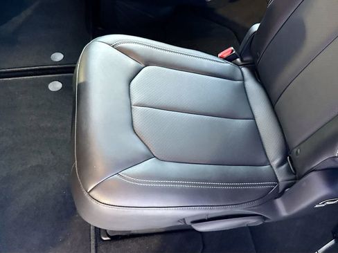 Used 2026 Chrysler Pacifica Select image 28