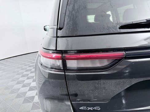 Used 2023 Jeep Grand Cherokee Limited image 29