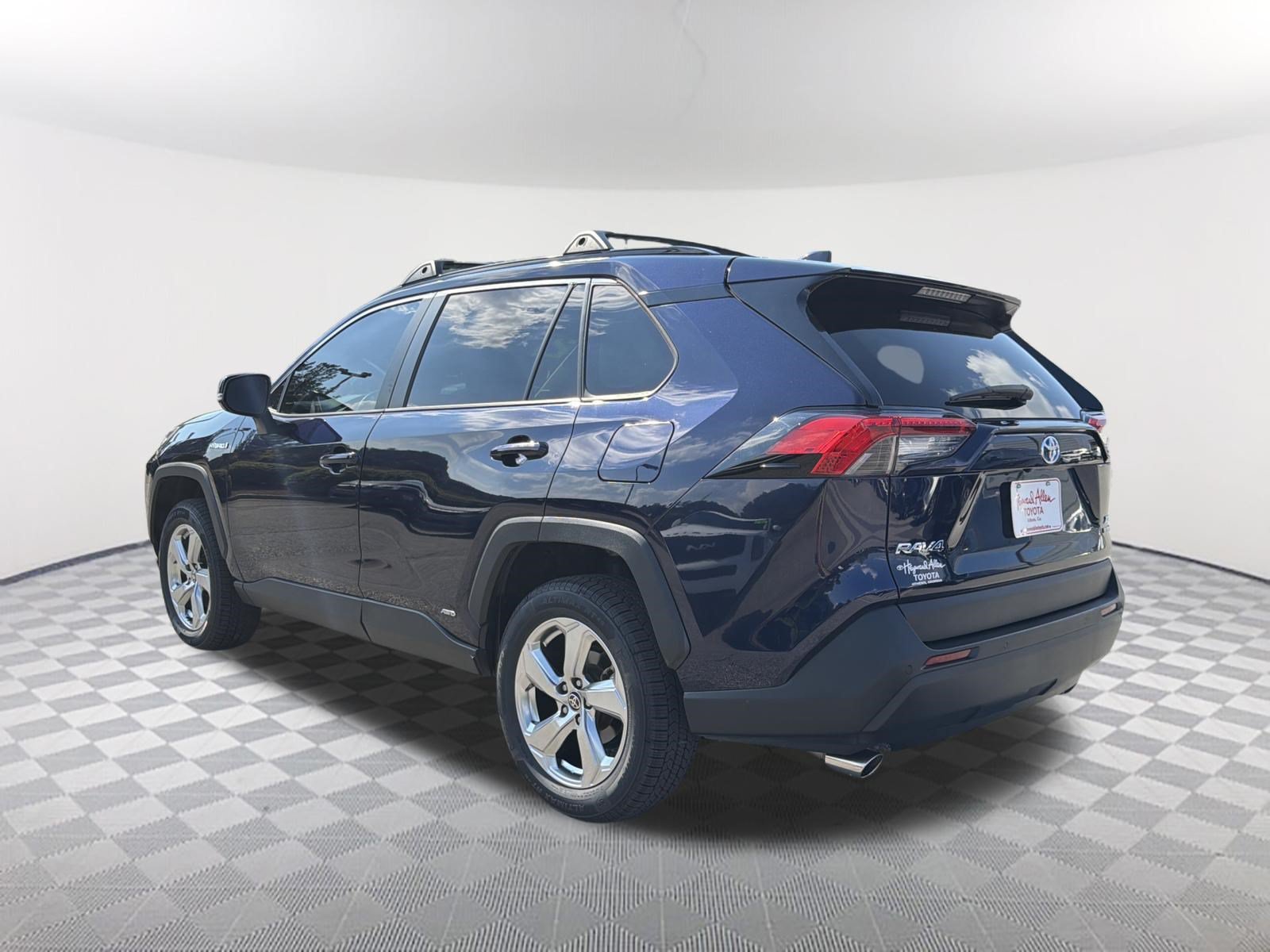 Used 2021 Toyota RAV4 XLE Premium AWD/4WD image 15
