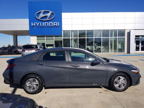 New 2026 Hyundai Elantra SE image 8