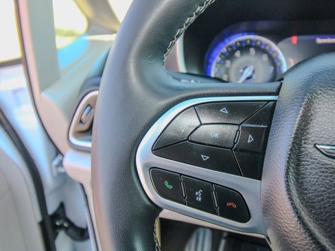 Used 2024 Chrysler Pacifica Touring-L FWD image 20