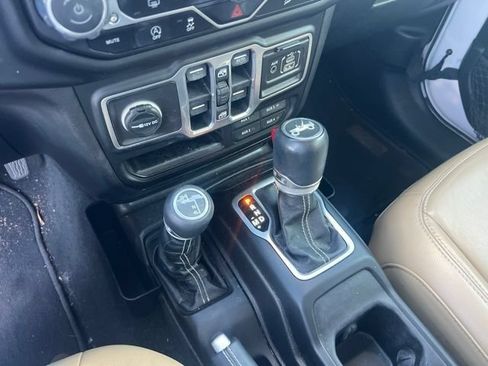 Used 2018 Jeep Wrangler Unlimited Sahara AWD/4WD image 8