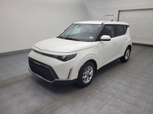 Used 2025 Kia Soul LX FWD image 2