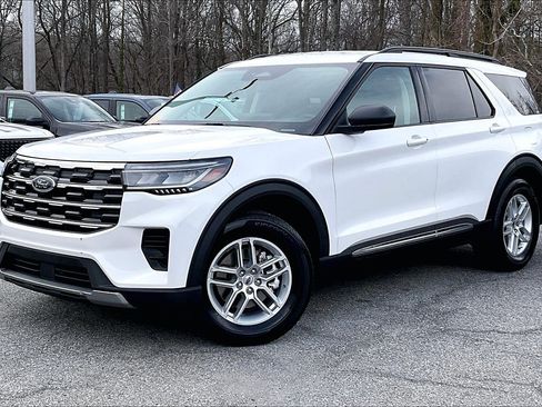 Used 2025 Ford Explorer Active image 3