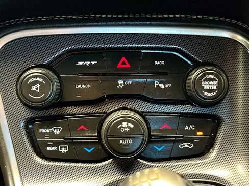 Used 2015 Dodge Challenger SRT image 10
