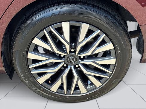 Used 2025 Nissan Altima 2.5 SV FWD image 10