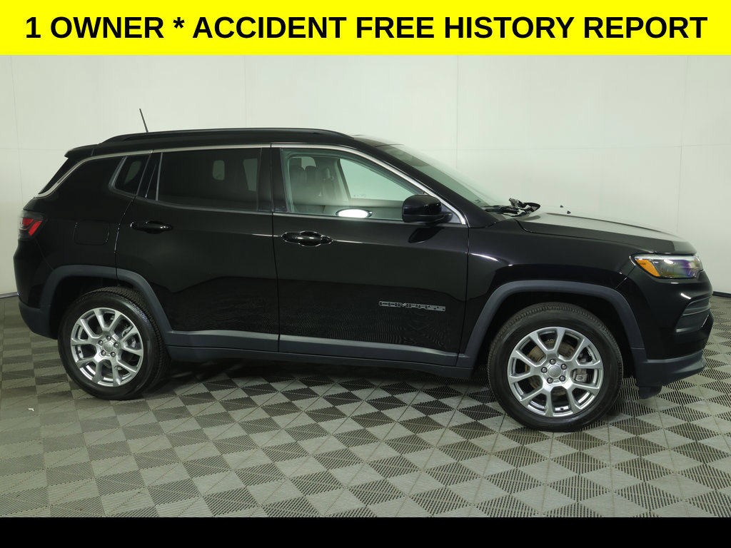 Used 2022 Jeep Compass Latitude w/ Sun and Sound Group AWD/4WD image 2