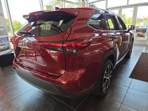 Used 2021 Toyota Highlander XLE AWD/4WD image 3