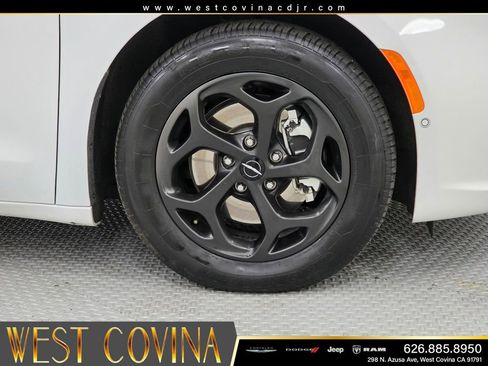 Used 2024 Chrysler Pacifica Limited FWD image 9