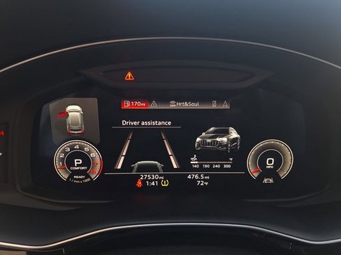 Used 2022 Audi Q8 Premium image 11