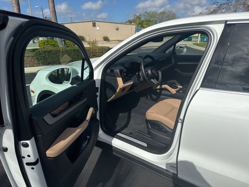 Used 2025 Porsche Cayenne Base image 8