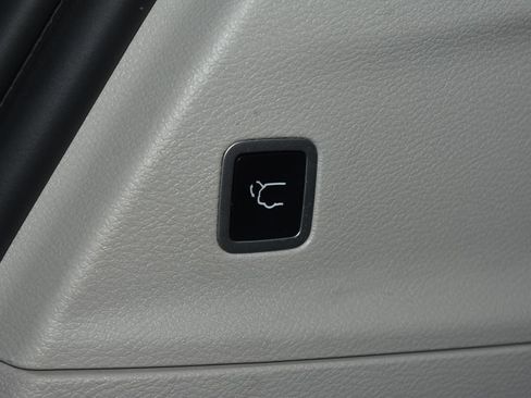 Used 2023 Chrysler Pacifica Touring-L FWD image 32
