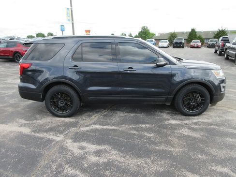 Used 2017 Ford Explorer XLT w/ Equipment Group 202A FWD image 6