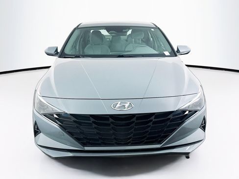 Used 2022 Hyundai Elantra SEL w/ Preferred Accessory Package FWD image 2