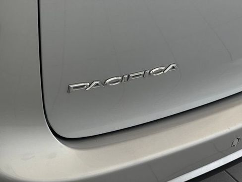 Used 2024 Chrysler Pacifica Touring-L FWD image 44