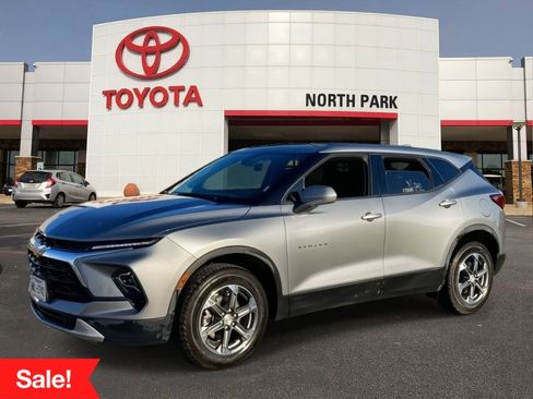 Used 2025 Chevrolet Blazer LT FWD image 1