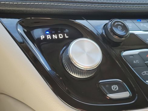 Used 2024 Chrysler Pacifica Limited w/ Uconnect Theater Family Group image 27