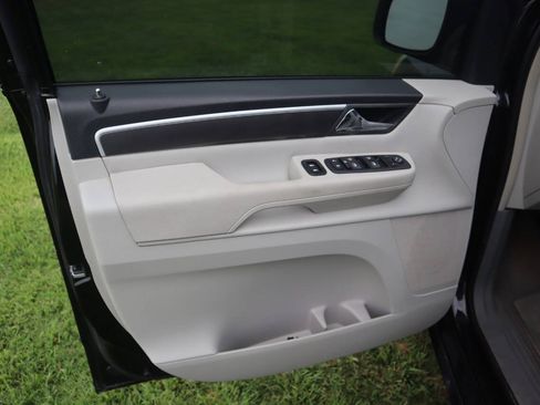 Used 2010 Volkswagen Routan SE FWD image 24