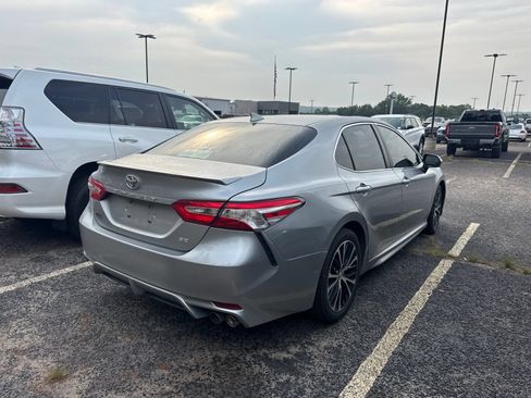 Used 2019 Toyota Camry SE w/ Convenience Package FWD image 4