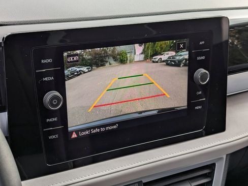 Used 2025 Volkswagen Taos SE w/ Panoramic Sunroof Package image 19