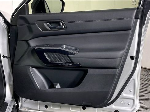 Used 2025 Nissan Pathfinder S image 25