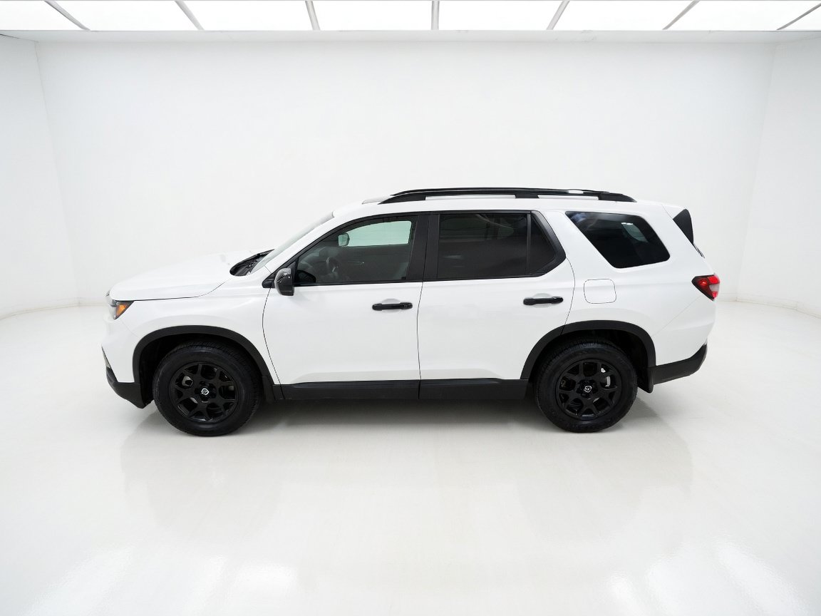 Used 2025 Honda Pilot TrailSport image 25