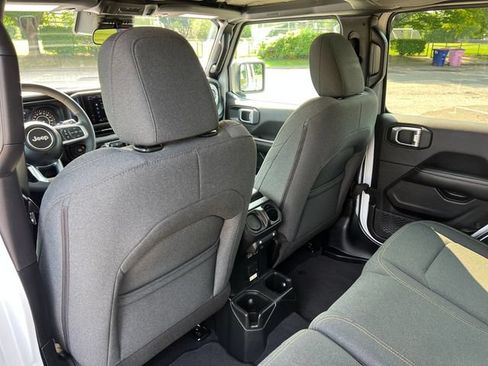 Used 2025 Jeep Wrangler Unlimited Sahara AWD/4WD image 27