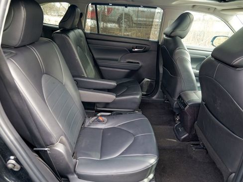 Used 2023 Toyota Highlander XLE AWD/4WD image 28
