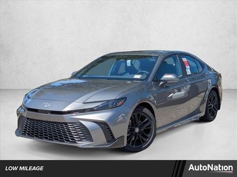 Used 2025 Toyota Camry SE image 1