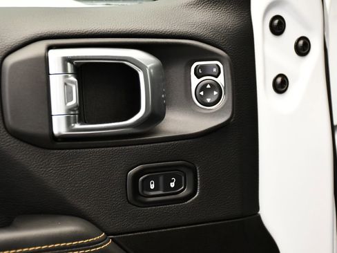 Used 2025 Jeep Wrangler Sahara image 31