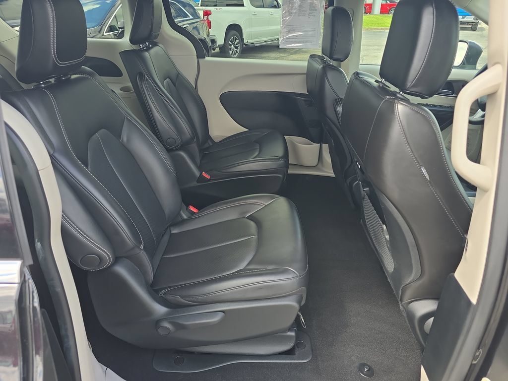 Used 2023 Chrysler Pacifica Touring-L FWD image 15
