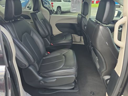 Used 2023 Chrysler Pacifica Touring-L FWD image 15