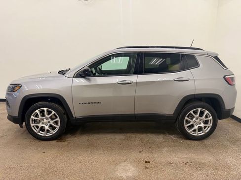 Used 2023 Jeep Compass Latitude w/ Sun and Sound Group AWD/4WD image 2