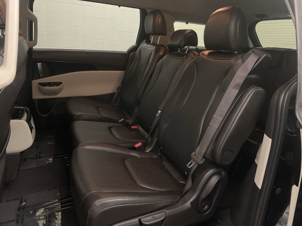 Used 2022 Kia Carnival EX FWD image 18