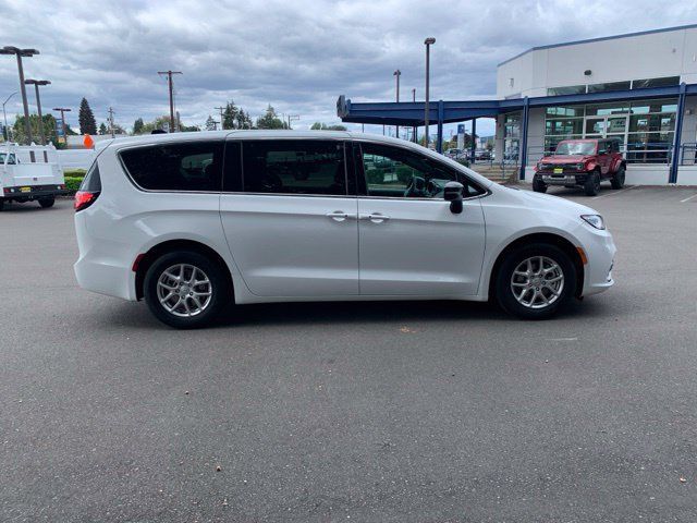 Used 2025 Chrysler Pacifica Select FWD image 8