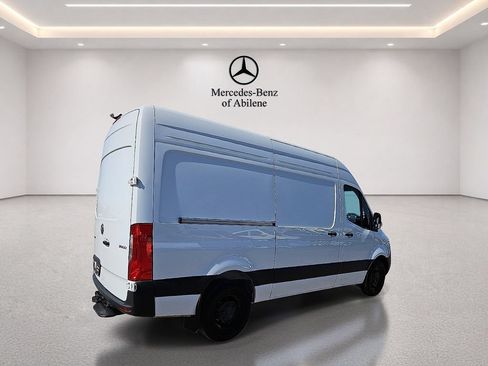Used 2025 Mercedes-Benz Sprinter 2500 image 8